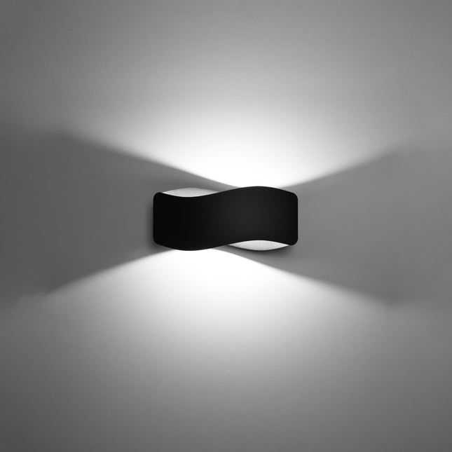 Applique murale Flux Lumineux 30 noire, vue de trois quarts montrant sa silhouette ondulée