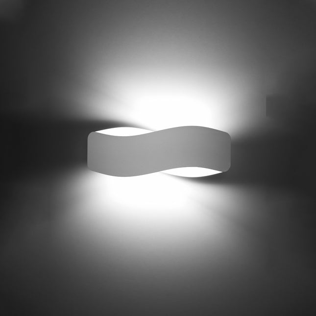 Applique murale Flux Lumineux 40 blanche, vue de trois quarts montrant sa silhouette ondulée