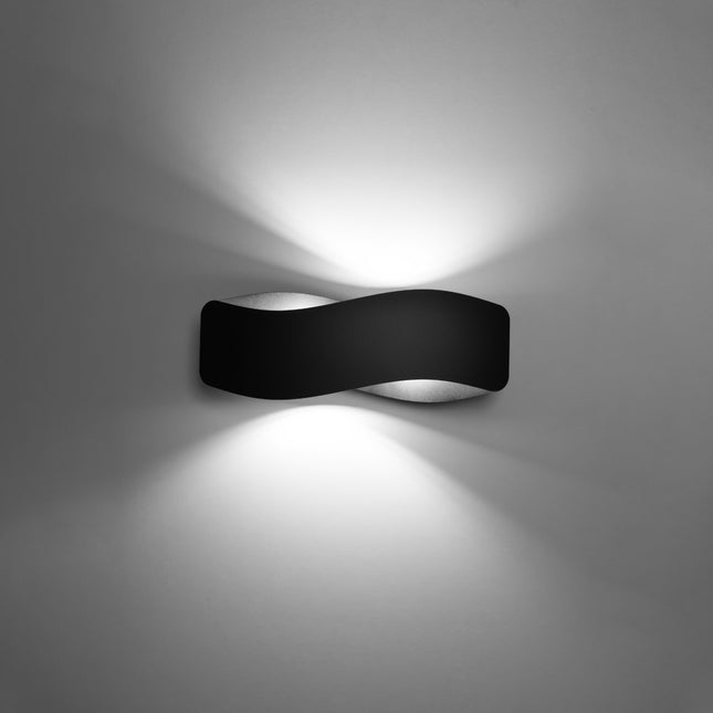 Applique murale Flux Lumineux 40 noire, vue de trois quarts montrant sa silhouette ondulée