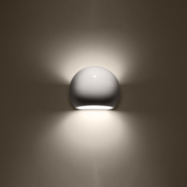 Gros plan sur la finition brillante de l'applique murale Globe en céramique blanche