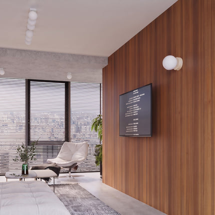 Applique Globe Solis beige dans un séjour contemporain devant de grandes baies vitrées