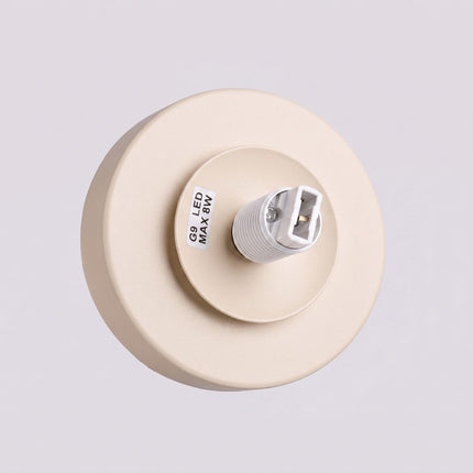 Applique Globe Solis beige, vue de détail du globe en verre opalin