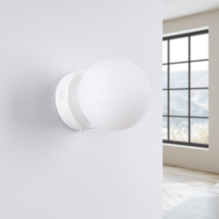 Applique Globe Solis blanc, installée au mur dans un intérieur clair