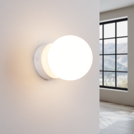 Applique Globe Solis blanc allumée, halo doux du verre opalin