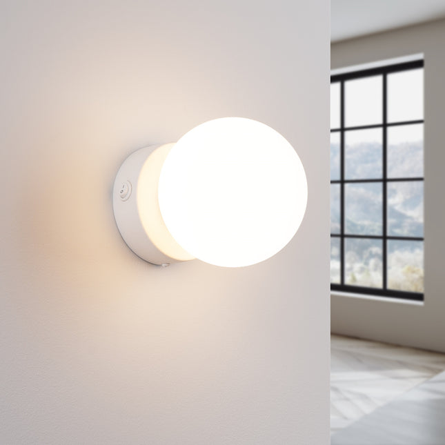 Applique Globe Solis blanc allumée, halo doux du verre opalin