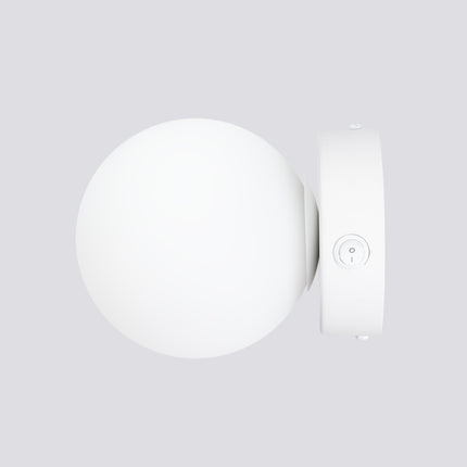 Applique Globe Solis blanc sur fond coloré, vue de trois quarts