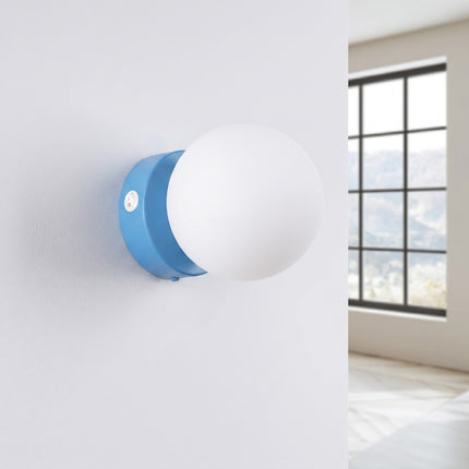 Applique Globe Solis bleu ciel, installée au mur dans un intérieur clair