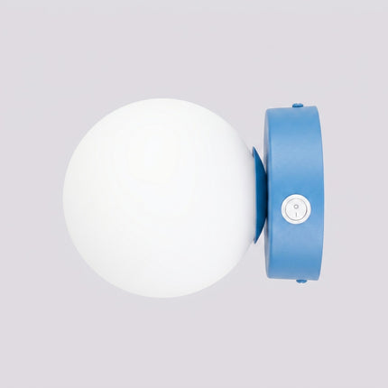 Applique Globe Solis bleu ciel sur fond coloré, vue de trois quarts