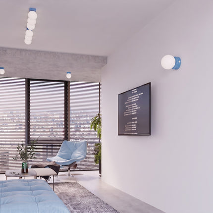 Applique Globe Solis bleu ciel dans un séjour contemporain devant de grandes baies vitrées