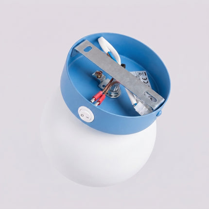 Applique Globe Solis bleu ciel, packshot de trois quarts