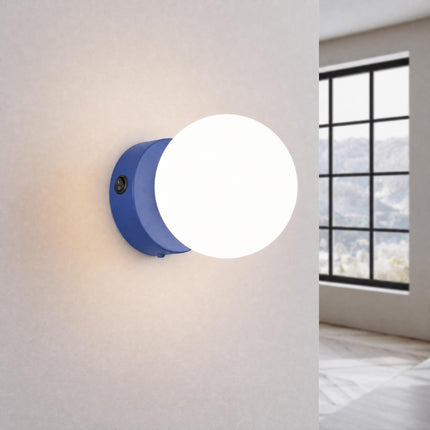 Applique Globe Solis bleu outremer allumée, halo doux du verre opalin