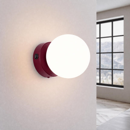 Applique Globe Solis bordeaux allumée, halo doux du verre opalin