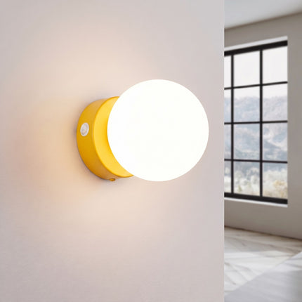 Applique Globe Solis jaune allumée, halo doux du verre opalin