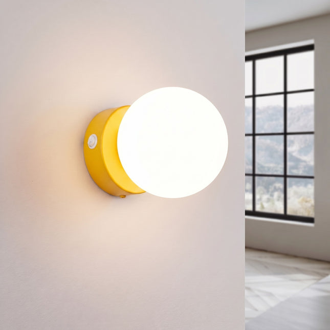 Applique Globe Solis jaune allumée, halo doux du verre opalin