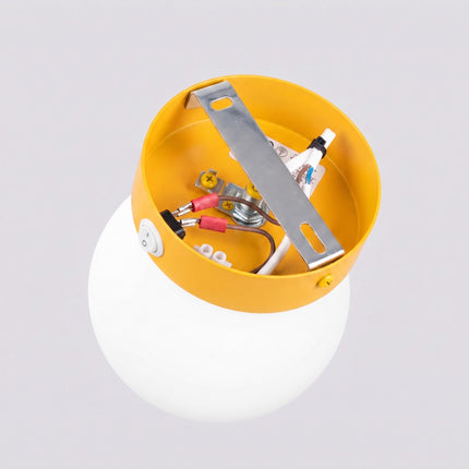 Applique Globe Solis jaune, vue de détail du globe en verre opalin