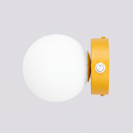 Applique Globe Solis jaune, packshot de trois quarts