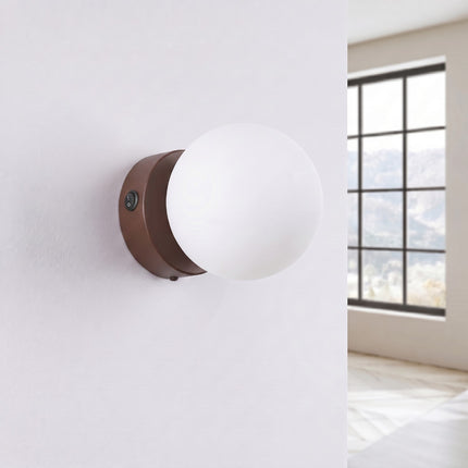Applique Globe Solis marron, installée au mur dans un intérieur clair
