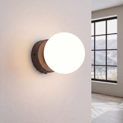 Applique Globe Solis marron allumée, halo doux du verre opalin