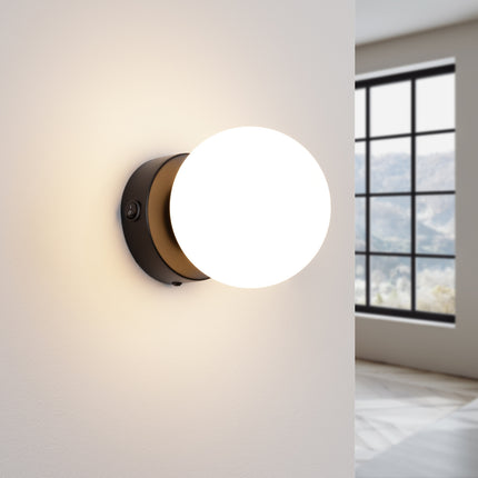 Applique Globe Solis noir allumée, halo doux du verre opalin