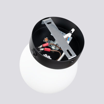 Applique Globe Solis noir, vue de détail du globe en verre opalin