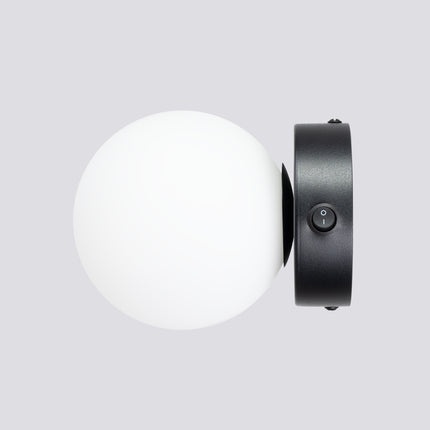 Applique Globe Solis noir, packshot de trois quarts