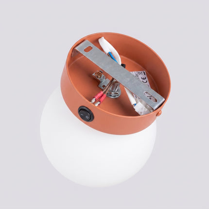Applique Globe Solis ocre rouge, packshot de trois quarts