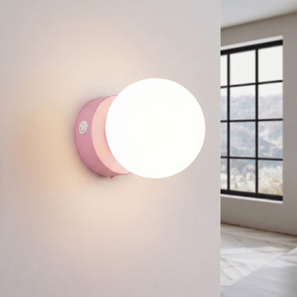 Applique Globe Solis rose allumée, halo doux du verre opalin
