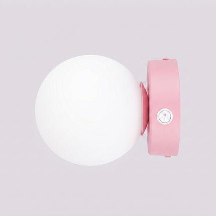 Applique Globe Solis rose sur fond coloré, vue de trois quarts