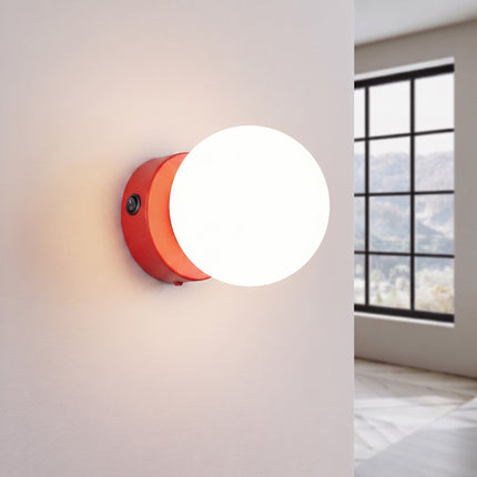 Applique Globe Solis rouge allumée, halo doux du verre opalin