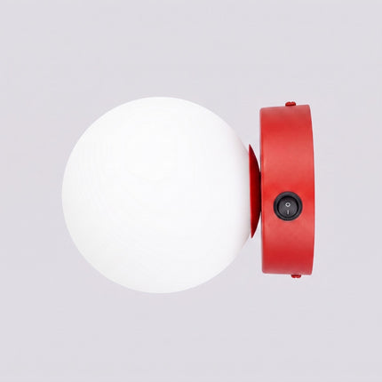 Applique Globe Solis rouge sur fond coloré, vue de trois quarts
