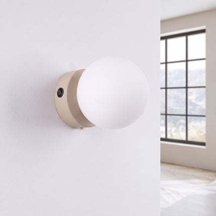 Applique Globe Solis taupe, installée au mur dans un intérieur clair