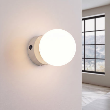 Applique Globe Solis taupe allumée, halo doux du verre opalin