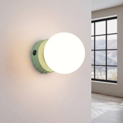 Applique Globe Solis vert sauge allumée, halo doux du verre opalin