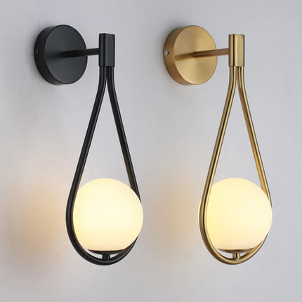Applique murale goutte en métal noir et doré avec globe en verre opale, vue packshot
