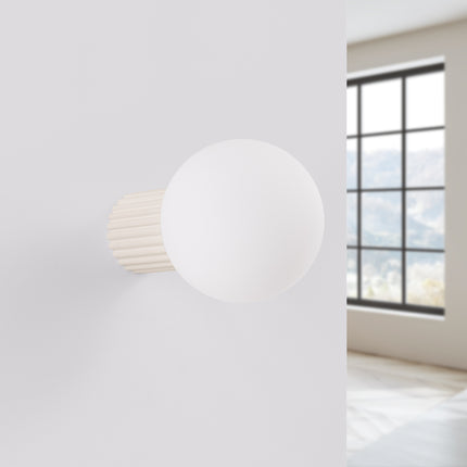 Applique Halo beige IP44 fixée au mur, vue de profil, luminaire design éteint