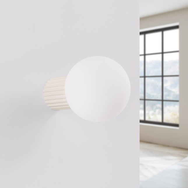 Applique Halo beige IP44 fixée au mur, vue de profil, luminaire design éteint