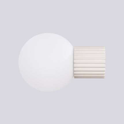 Applique murale Halo beige IP44 vue de face, socle nervuré et globe opalin
