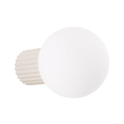 Applique murale Halo beige IP44, globe opalin sur socle aluminium nervuré beige