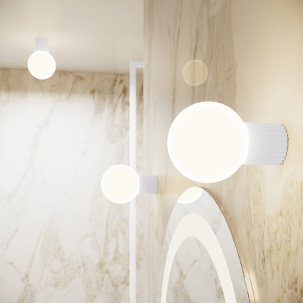 Applique murale Halo blanche allumée dans une salle de bain en marbre et bois