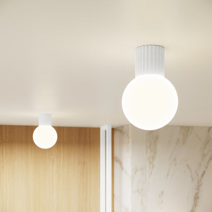 Plafonnier et applique Halo blanche allumés diffusant une lumière chaleureuse