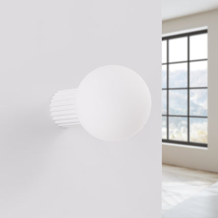 Applique Halo blanche IP44 fixée au mur, vue de profil, luminaire design éteint