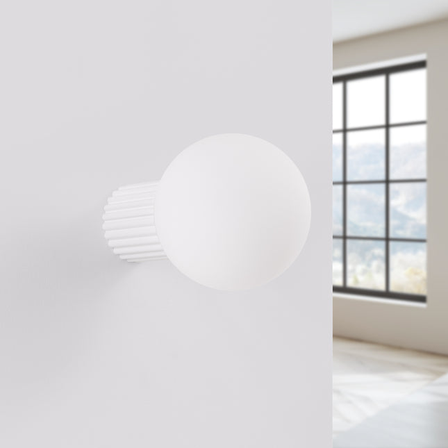 Applique Halo blanche IP44 fixée au mur, vue de profil, luminaire design éteint