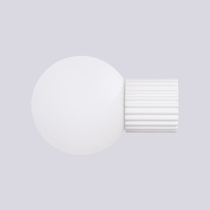 Applique murale Halo blanche IP44 vue de face, socle nervuré et globe opalin