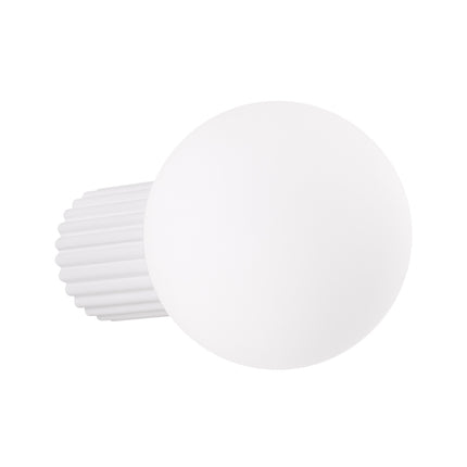 Applique murale Halo blanche IP44, globe opalin sur socle aluminium nervuré blanche