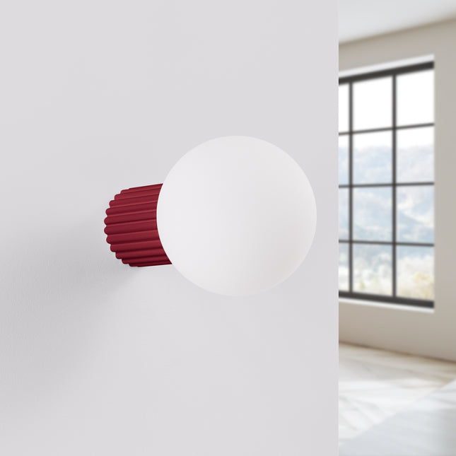 Applique Halo bordeaux IP44 fixée au mur, vue de profil, luminaire design éteint