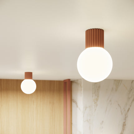 Plafonnier et applique Halo moka allumés diffusant une lumière chaleureuse