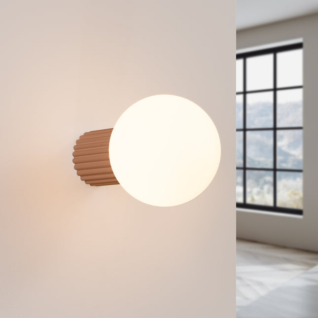 Applique Halo moka IP44 allumée, lumière douce diffusée sur un mur clair