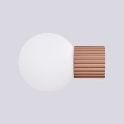 Applique murale Halo moka IP44 vue de face, socle nervuré et globe opalin
