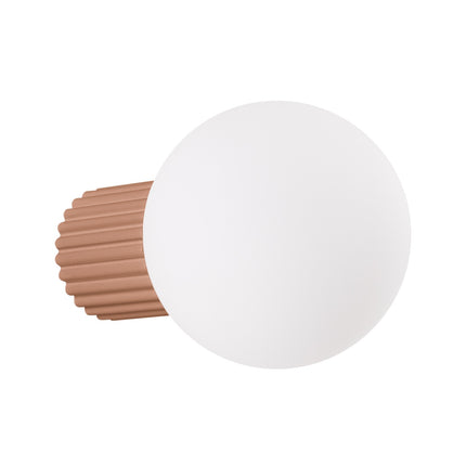 Applique murale Halo moka IP44, globe opalin sur socle aluminium nervuré moka