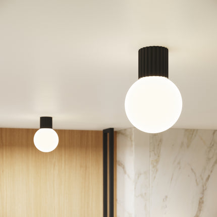 Plafonnier et applique Halo noire allumés diffusant une lumière chaleureuse